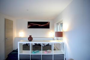 a room with a white table with lights on at Willkommen in Dagersheim bei Böblingen! Gemütliches 1 Zi Appartement zum Wohlfühlen in einem angenehmen Umfeld! in Böblingen