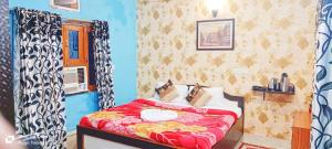 Hotel Anand LOK客房内的一张或多张床位