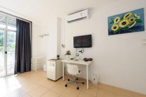 TV a/nebo společenská místnost v ubytování Little Home Ao Nang