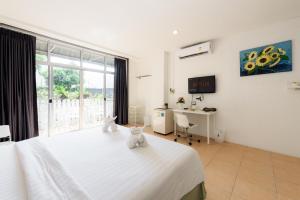 TV a/nebo společenská místnost v ubytování Little Home Ao Nang