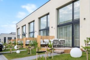 ein Gebäude mit Stühlen und Tischen im Hof in der Unterkunft Mill Loft in Palanga