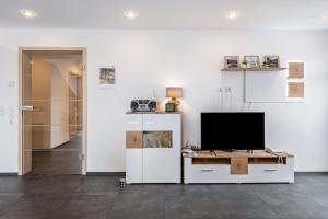 TV a/nebo společenská místnost v ubytování Haus Fernsicht Wohnung Bergpanorama