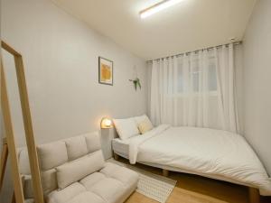 Ένα ή περισσότερα κρεβάτια σε δωμάτιο στο Annyeong Stay