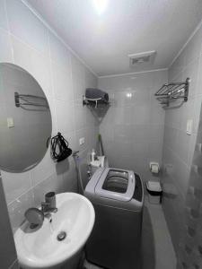 Koupelna v ubytování JHJ Condo Unit Rental