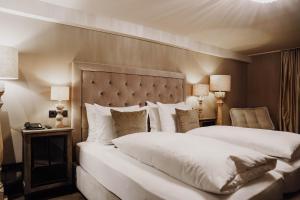 Letto o letti in una camera di Boutiquehotel Weisses Rössl