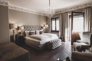 Letto o letti in una camera di Boutiquehotel Weisses Rössl