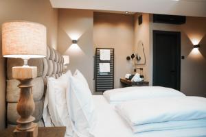Letto o letti in una camera di Boutiquehotel Weisses Rössl