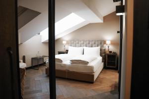 una camera con letto e lucernario di Boutiquehotel Weisses Rössl a Innsbruck