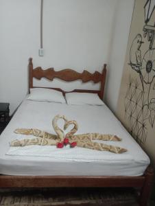 ein Bett mit zwei Brezeln und zwei Herzen in der Unterkunft Hostel lb lar brasileiro in São Luís