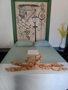 ein Bett mit einem Seil drauf mit einem Bild in der Unterkunft Hostel lb lar brasileiro in São Luís