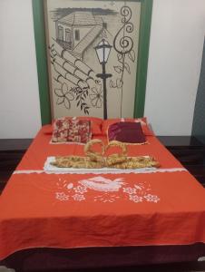 ein Bett mit einer roten Bettdecke darauf in der Unterkunft Hostel lb lar brasileiro in São Luís