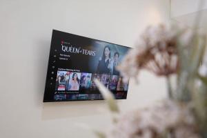 TV a/nebo společenská místnost v ubytování Delipark Mall Luas 60Meter 2Kamar Lexington Lt7