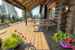 a wooden deck with a bench on a cabin at Brīvdienu māja Straumēni in Pāle