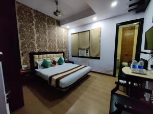 Postel nebo postele na pokoji v ubytování HOTEL ASKO INTERNATIONAL-Karol Bagh