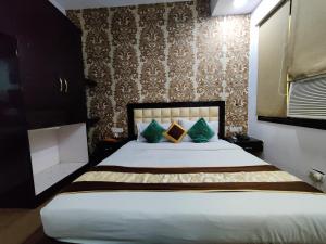 Postel nebo postele na pokoji v ubytování HOTEL ASKO INTERNATIONAL-Karol Bagh