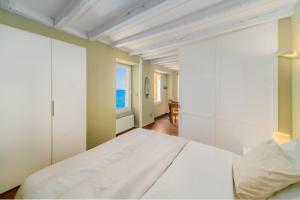 ロヴィニにあるApartment Mediterraneoの大きな白いベッドと窓のある寝室