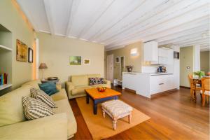 ロヴィニにあるApartment Mediterraneoのソファとテーブルのあるリビングルーム