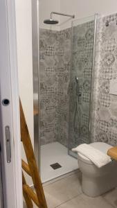 une salle de bain avec douche et toilettes dans l'établissement Casa n'to strittu, à Lipari 13 autres photos