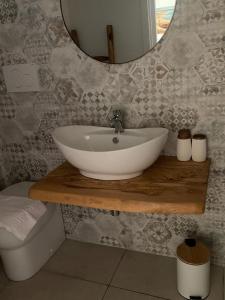 une salle de bain avec un lavabo et un miroir dans l'établissement Casa n'to strittu, à Lipari