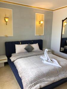 Postel nebo postele na pokoji v ubytování New Marina Hurghada Suite