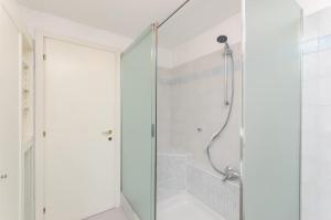 une douche avec une porte vitrée dans une salle de bain dans l'établissement Orange Room, à Milan