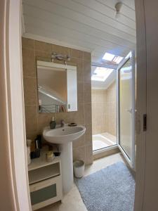 a bathroom with a sink and a shower at Casa do sol in Santa Cruz +41 photos