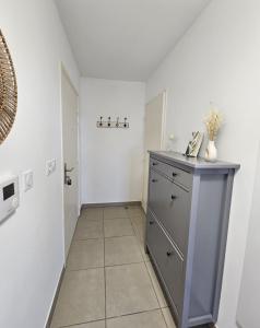 a hallway with a dresser in a room at Au petit coeur de l'isle in LʼIsle-sur-la-Sorgue +4 photos