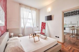 un salon avec un canapé et une table dans l'établissement Easylife - Milano - Dogana 3 - Duomo, à Milan