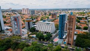 uma vista aérea de uma cidade com edifícios altos em Blue Tree Towers Rio Poty em Teresina
