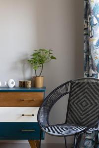 a chair next to a desk with a potted plant at Les Grands Gîtes de Cancale, gîtes de charme avec jacuzzi in La Coudre
