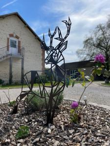 Vonkajšia záhrada v ubytovaní Gîte à la campagne Les Grandes Maisons Espace jacuzzi hammam SPA