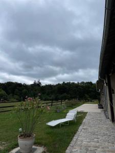 Vonkajšia záhrada v ubytovaní Gîte à la campagne Les Grandes Maisons Espace jacuzzi hammam SPA