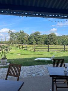 Vonkajšia záhrada v ubytovaní Gîte à la campagne Les Grandes Maisons Espace jacuzzi hammam SPA