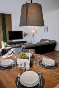 a table with plates and wine glasses on top of it at Stilvoll, Innenstadt, Parken in Hameln