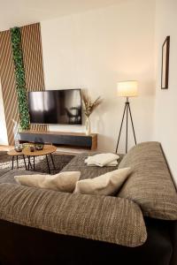 a bedroom with a large bed and a television at Stilvoll, Innenstadt, Parken in Hameln