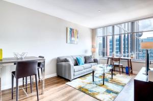 una sala de estar con un sofá y una mesa en Modern Apt with Water Views, en Boston