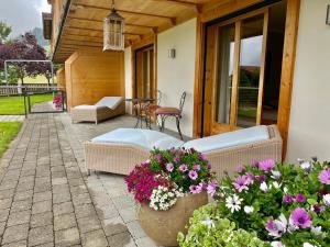 Puutarhaa majoituspaikan Bright Rays Chalet with Phenomenal Views of the Mountains ulkopuolella