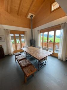 Kuvagallerian kuva majoituspaikasta Bright Rays Chalet with Phenomenal Views of the Mountains, joka sijaitsee kohteessa Gstaad