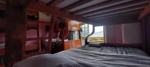 ein kleines Zimmer mit einem Bett und einem Fenster in der Unterkunft Hospedaje El Tayo - Casa de campo Cajamarca in Cajamarca