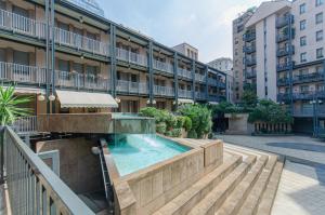 une piscine au milieu d'un immeuble dans l'établissement Yellow Room, à Milan