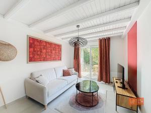 a living room with a white couch and a table at Villa Ma Mie in Ambleteuse