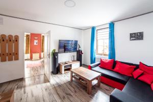 Televízia a/alebo spoločenská miestnosť v ubytovaní Elements Apartments & Renata