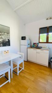 Kuchyň nebo kuchyňský kout v ubytování Le Chalet Pignantais avec option Jacuzzi