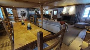 Istumisnurk majutusasutuses Standalone Chalet With Breathtaking Sanetsch View