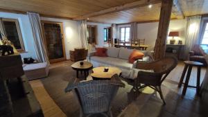 Istumisnurk majutusasutuses Standalone Chalet With Breathtaking Sanetsch View