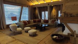 Istumisnurk majutusasutuses Standalone Chalet With Breathtaking Sanetsch View