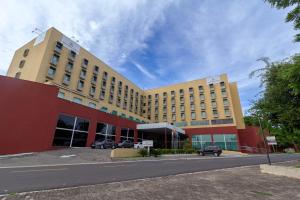 a large building on a city street with a sky at Arrey Gran Hotel in Teresina