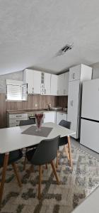 Kuchyň nebo kuchyňský kout v ubytování Apartman Aeroport Podgorica