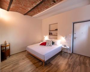 ラ・モッラにあるCasa Bordesiniの白いベッドとレンガの壁が備わるベッドルーム1室が備わります。 +91枚の写真