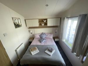 Postel nebo postele na pokoji v ubytování 2 Bedroom Caravan, Edi Rita, Robin Hood, Pet Friendly + 22 fotografií